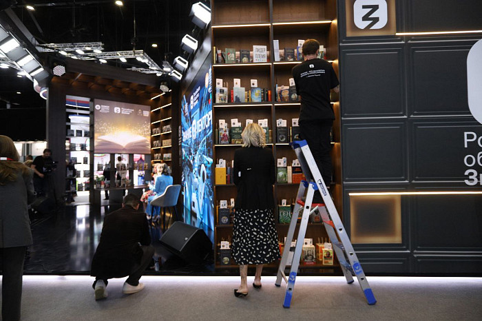 Люди, машины, роскошь: яркие фото третьего дня ПМЭФ-2024