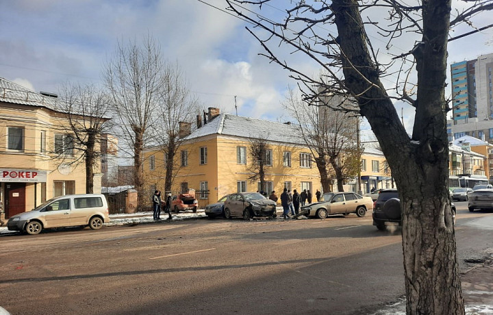 В Туле на улице Болдина столкнулись пять автомобилей