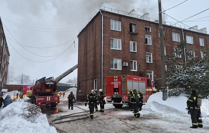 Опубликовано видео с места пожара в доме на улице Луначарского в Туле
