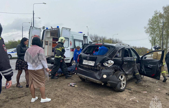 В Ефремовском районе после ДТП с фурой три человека попали в больницу
