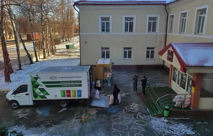 Из школ и детсадов Новомосковска, Узловой и Донского вывезли более тонны пластиковых крышек