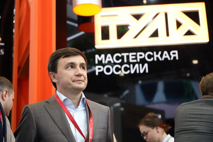 Люди, машины, роскошь: яркие фото третьего дня ПМЭФ-2024