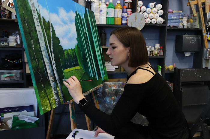 «Даже мужчины в рисовании раскрываются и получают кайф»: интервью с художницей Ксения Бондаренко, которая учит творить тех, кто раньше даже не держал в руке кисть