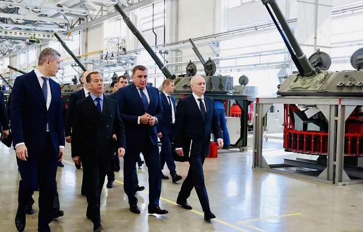 Дмитрий Медведев в Туле обсудил ускорение  поставок и вооружения