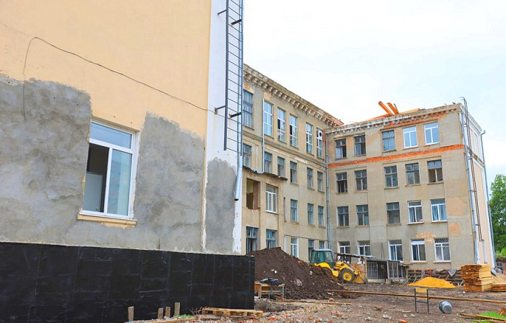 В Новомосковске ремонтируют одну из старейших школ города