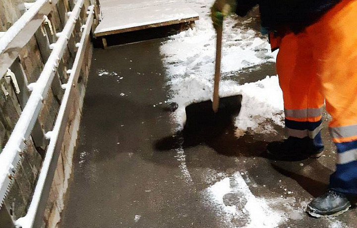 В Туле начали обрабатывать улицы противогололедными реагентами