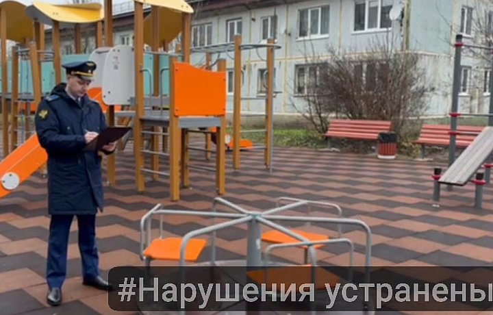 В поселке Заокский установили новую детскую площадку вместо старой с дефектами