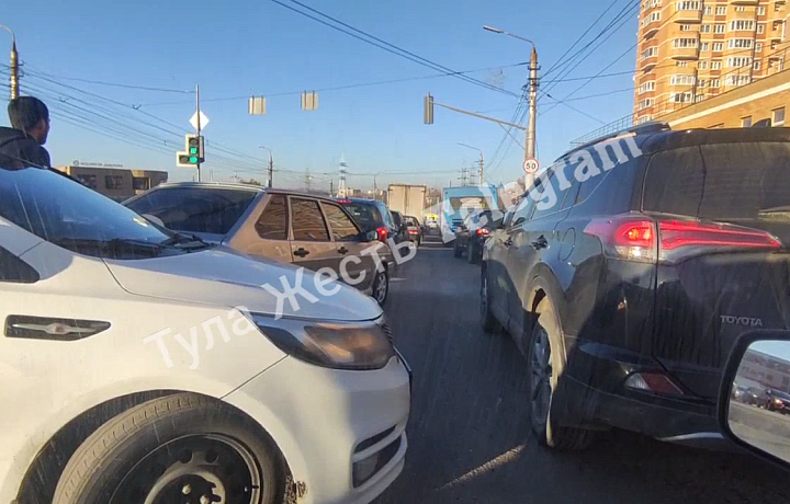 Туляки встали в гигантской пробке на улице Металлургов