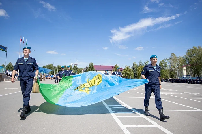 Алексей Дюмин поздравил тульских десантников с Днем ВДВ