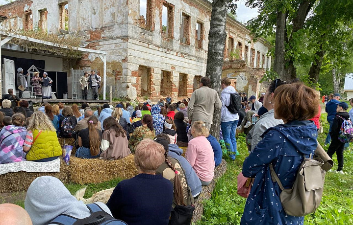 В тульской усадьбе Федяшево прошел второй фестиваль «Идем в театр»