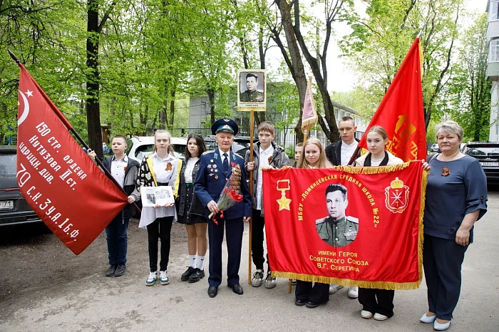 Тульские кадеты и студенты поздравили ветерана Великой Отечественной войны с наступающим Днем Победы