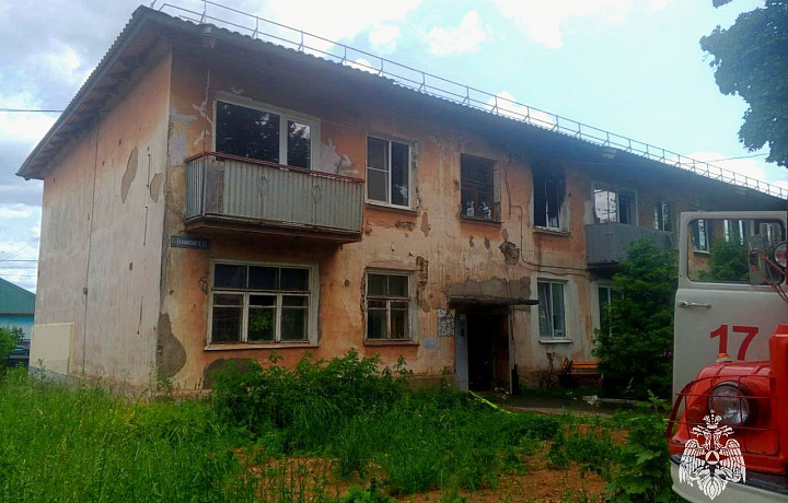 Спасатели вывели четырех человек из горящей квартиры в Алексине