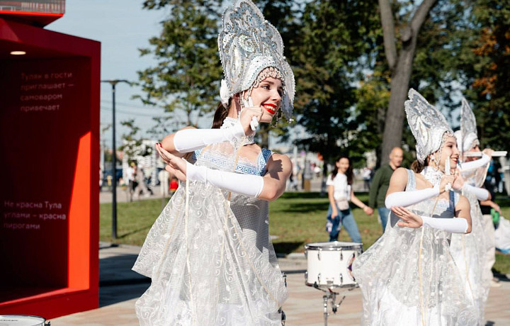 На стенде Национального центра «Россия» в Музейном квартале Тулы масштабно празднуют День города