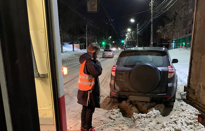 На улице Николая Руднева в Туле автомобиль перекрыл движение трамваев