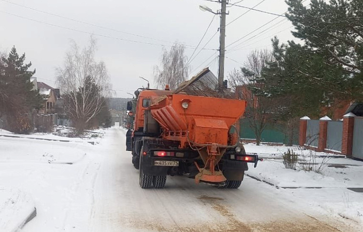 В Туле 12 декабря продолжается уборка дорог и тротуаров