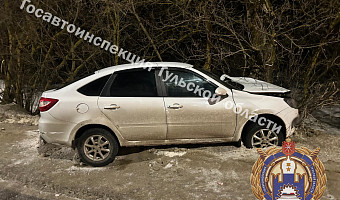 В Киреевском районе женщина на «Ладе» съехала с дороги и врезалась в дерево