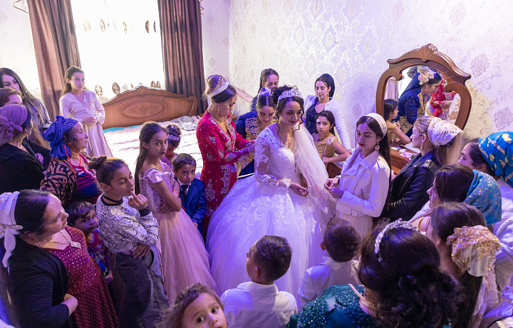 Молодожены-подростки и пир горой: как в тульском Плеханово отмечают цыганские свадьбы