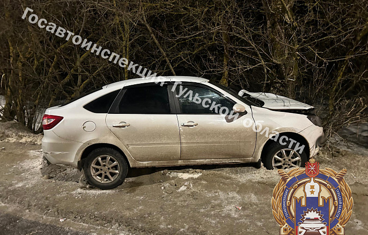 В Киреевском районе женщина на «Ладе» съехала с дороги и врезалась в дерево