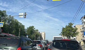 Туляки массово опаздывают на работу из-за пробки на Ложевой