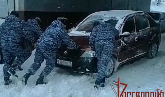 Тульские росгвардейцы помогли водителям во время снегопада