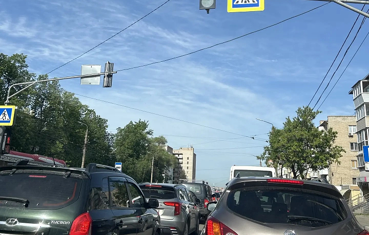 Туляки массово опаздывают на работу из-за пробки на Ложевой