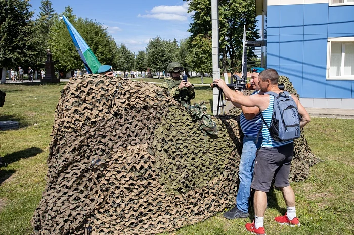 Алексей Дюмин поздравил тульских десантников с Днем ВДВ