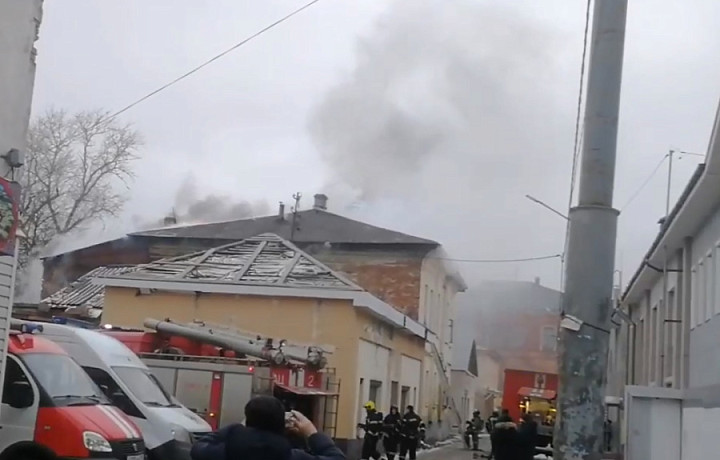 На улице Пирогова в Туле загорелся жилой дом