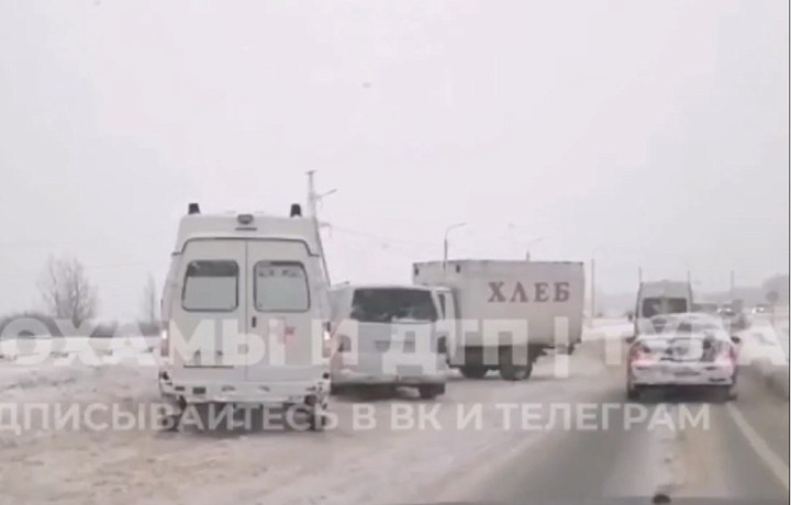 Водитель иномарки попал в больницу после ДТП с хлебовозом под Тулой