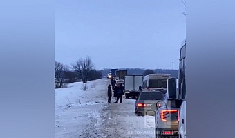 Застрявшие фуры заблокировали дорогу на трассе в Киреевском районе