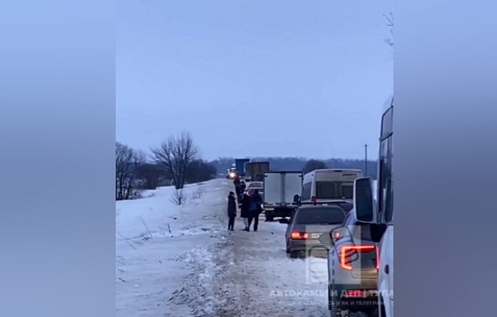 Застрявшие фуры заблокировали дорогу на трассе в Киреевском районе