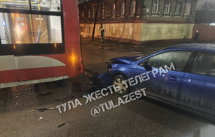 На улице Луначарского в Туле столкнулись легковушка и троллейбус