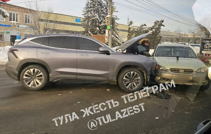 На выезде из Тулы китайский кроссовер столкнулся с Subaru