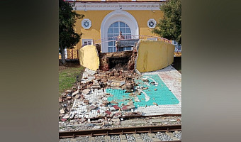 На ж/д вокзале в Ефремове рухнула конструкция зоны отдыха