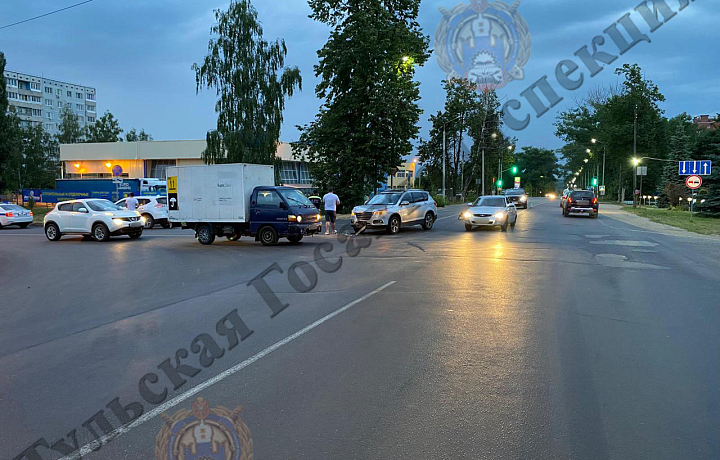 В Новомосковске 15-летнюю девочку госпитализировали после столкновения автомобилей Nissan и Haval