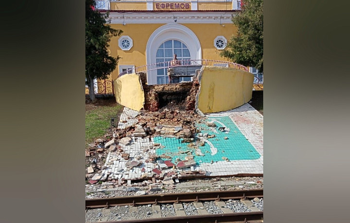 На ж/д вокзале в Ефремове рухнула конструкция зоны отдыха