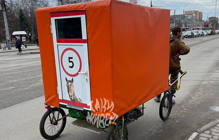 Мужчина с самодельным мини-домом на колёсах идёт из Тулы в Бразилию