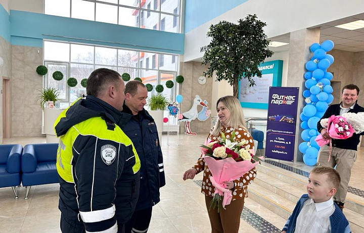 Инспекторы ДПС в Туле помогли быстро доставить беременную в роддом