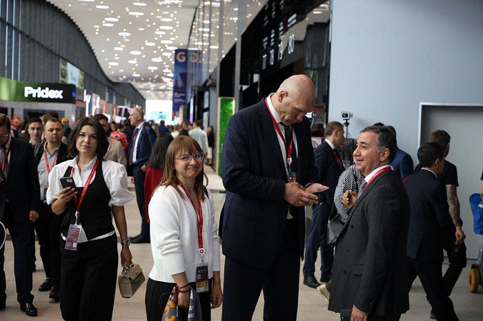 Люди, машины, роскошь: яркие фото третьего дня ПМЭФ-2024