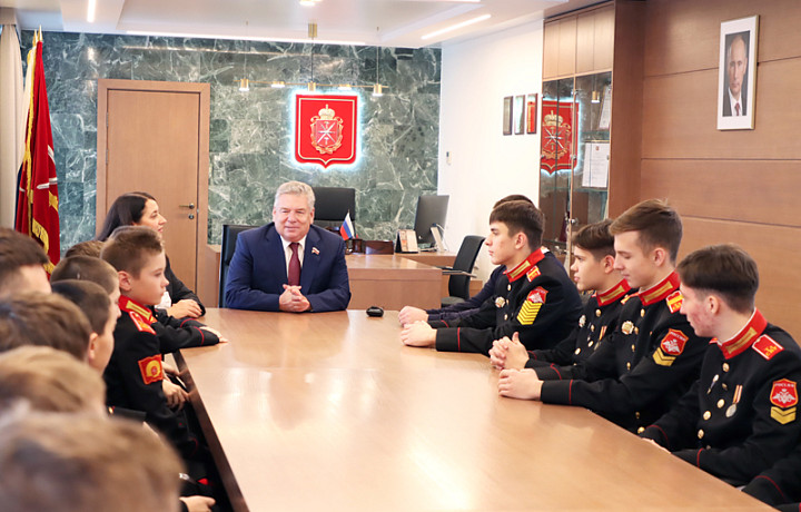 Председатель Тульской облдумы Воробьев встретился с курсантами суворовского училища