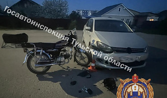 Иномарка сбила мопед при развороте на улице Советской в Ефремове