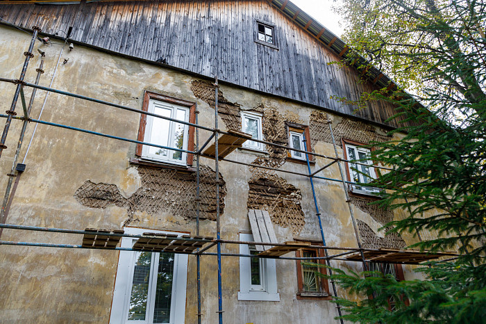 «Все это рухнет людям на голову»: Почему 70-летний разваливающийся деревянный дом по улице Шухова в Туле до сих пор не могут признать аварийным