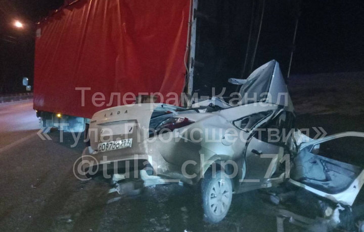 В Заокском районе водитель и пассажир автомобиля Lada Granta скончались на месте ДТП