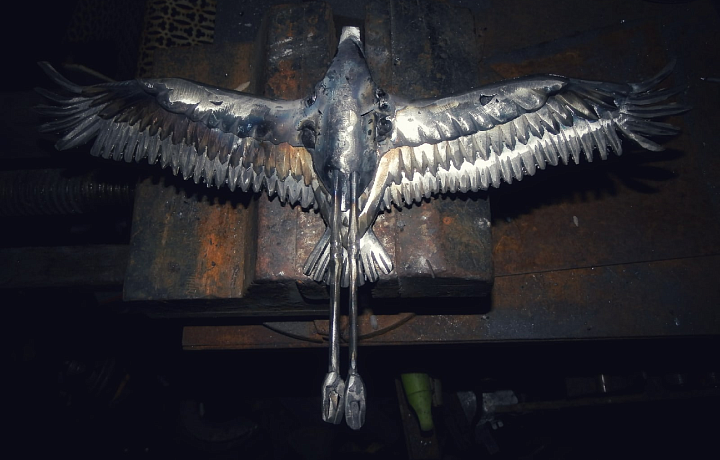 Туляк создал металлического журавля для монумента в память о погибших в СВО