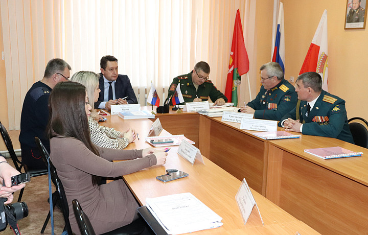 Первая группа призывников прошла комиссию в военкомате в Донском