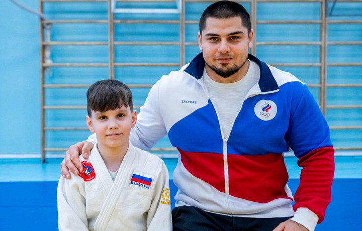 Депутат Госдумы ФС РФ Виктор Дзюба исполнил мечту юного дзюдоиста в рамках «Елки желаний»
