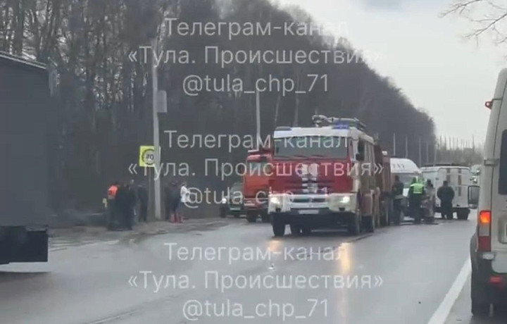 На въезде в Новомосковск легковую иномарку засыпало кирпичами в результате ДТП