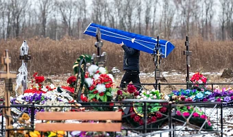 Житель Узловой откопал гроб и перезахоронил тело сына: его осудили, а теперь заставляют выплатить невестке компенсацию морального вреда