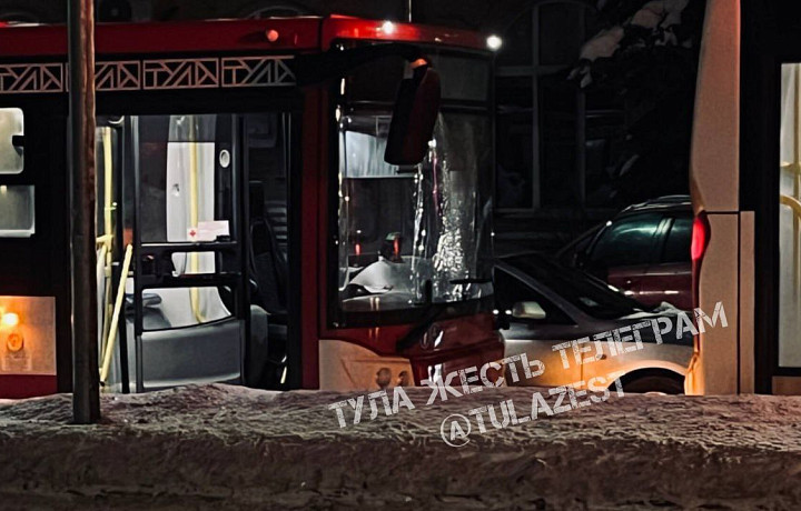 Два автобуса столкнулись на улице Болдина в Туле