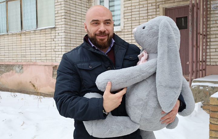 Глава администрации Новомосковска подарил девочке игрушку-кролика в рамках акции «Елка желаний»