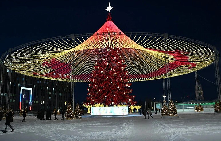 Тула включилась в празднование китайского Нового года: на куполе елки появился дракон